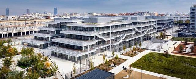 Emlyon business school